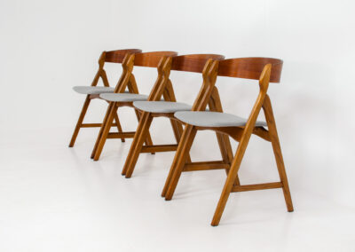 Set of 4 oak ‘Model 71’ dining chairs by Henning Kjaernulf