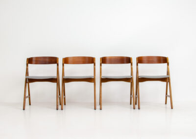 Set of 4 oak ‘Model 71’ dining chairs by Henning Kjaernulf