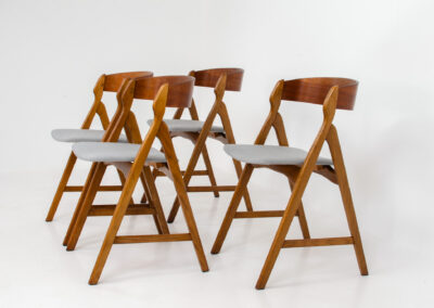 Set of 4 oak ‘Model 71’ dining chairs by Henning Kjaernulf