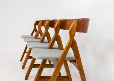 Set of 4 oak ‘Model 71’ dining chairs by Henning Kjaernulf