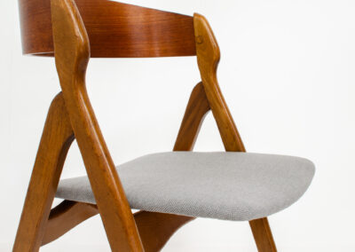 Set of 4 oak ‘Model 71’ dining chairs by Henning Kjaernulf
