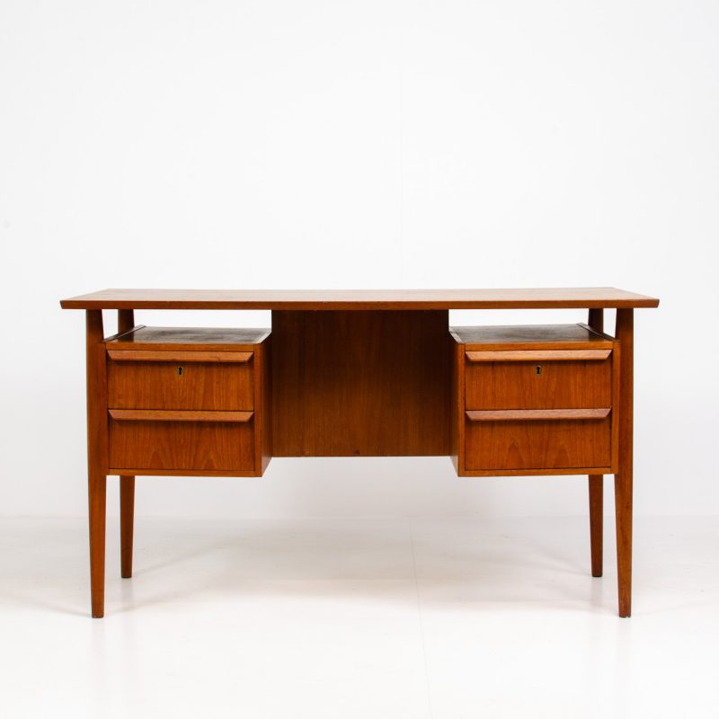 Freestanding desk by Gunnar Tibergaard