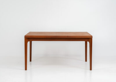 Extendable dining table by Henning Kjaernulf for Vejle Møbelfabrik (Denmark, 1960s).A top quality Danish piece with a beautiful natural look and organic shapes. It is easily extendable with 2 hidden leafs and can fit 8 chairs. It features a gorgeous woodgrain.In very good condition.