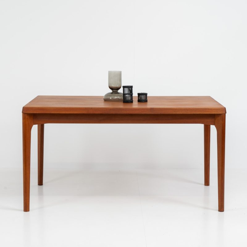 Extendable dining table by Henning Kjaernulf for Vejle Møbelfabrik (Denmark, 1960s).A top quality Danish piece with a beautiful natural look and organic shapes. It is easily extendable with 2 hidden leafs and can fit 8 chairs. It features a gorgeous woodgrain.In very good condition.
