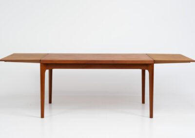 Extendable dining table by Henning Kjaernulf for Vejle Møbelfabrik (Denmark, 1960s).A top quality Danish piece with a beautiful natural look and organic shapes. It is easily extendable with 2 hidden leafs and can fit 8 chairs. It features a gorgeous woodgrain.In very good condition.