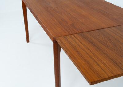Extendable dining table by Henning Kjaernulf for Vejle Møbelfabrik (Denmark, 1960s).A top quality Danish piece with a beautiful natural look and organic shapes. It is easily extendable with 2 hidden leafs and can fit 8 chairs. It features a gorgeous woodgrain.In very good condition.