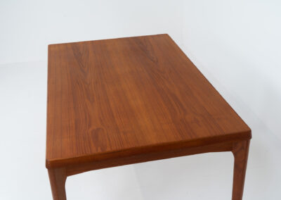 Extendable dining table by Henning Kjaernulf for Vejle Møbelfabrik (Denmark, 1960s).A top quality Danish piece with a beautiful natural look and organic shapes. It is easily extendable with 2 hidden leafs and can fit 8 chairs. It features a gorgeous woodgrain.In very good condition.