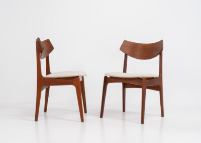 Rare set of 4 dining chairs by Erik Buch for Funder-Schmidt & Madsen (Denmark, 1950s). Durable Danish quality and a beautiful design, made out of teak. They have nice organic lines and the typical floating seats. The chairs are fully restored and newly upholstered in a beige fabric. Ready for another lifetime.