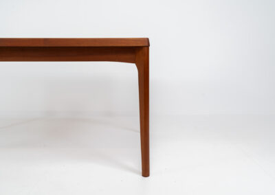 Extendable dining table by Henning Kjaernulf for Vejle Møbelfabrik (Denmark, 1960s).A top quality Danish piece with a beautiful natural look and organic shapes. It is easily extendable with 2 hidden leafs and can fit 8 chairs. It features a gorgeous woodgrain.In very good condition.