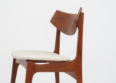 Rare set of 4 dining chairs by Erik Buch for Funder-Schmidt & Madsen (Denmark, 1950s). Durable Danish quality and a beautiful design, made out of teak. They have nice organic lines and the typical floating seats. The chairs are fully restored and newly upholstered in a beige fabric. Ready for another lifetime.