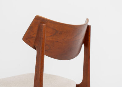 Rare set of 4 dining chairs by Erik Buch for Funder-Schmidt & Madsen (Denmark, 1950s). Durable Danish quality and a beautiful design, made out of teak. They have nice organic lines and the typical floating seats. The chairs are fully restored and newly upholstered in a beige fabric. Ready for another lifetime.