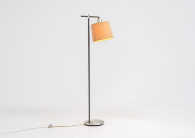“Variant” floor lamp by Jo Hammerborg for Fog & Mørup (Denmark, 1960s). A very rare model of Fog & Mørup’s floor lamps with an unusual hessian lamp shade. It gives a very cozy and warm light glow. The lamp is switched on with a foot switch and is adjustable in angle. In good condition with some visible using traces on the metal. Marked by maker.