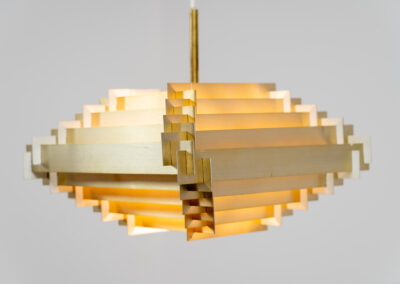 Stunning Pyramid pendant light by Hans Følsgaard for Følsgaard A/S (Denmark, 1970s). It is made out of brass colored aluminium slats that are pushed together. In very good condition & newly rewired.