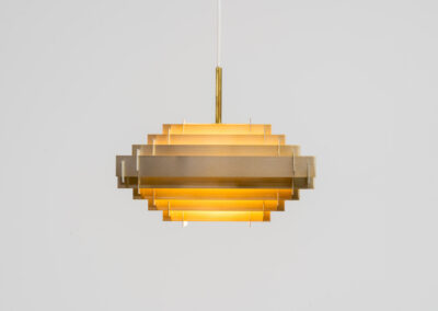 Stunning Pyramid pendant light by Hans Følsgaard for Følsgaard A/S (Denmark, 1970s). It is made out of brass colored aluminium slats that are pushed together. In very good condition & newly rewired.