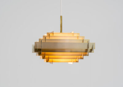 Stunning Pyramid pendant light by Hans Følsgaard for Følsgaard A/S (Denmark, 1970s). It is made out of brass colored aluminium slats that are pushed together. In very good condition & newly rewired.