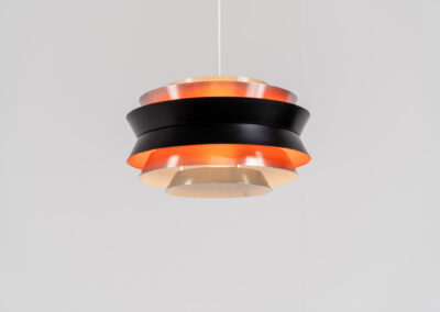 Trava pendant light by Carl Thore for Granhaga (Sweden, 1960s). A sleek design featuring six aluminium shades. Two of them are lacquered in black in the outside and lacquered in orange on the inside. The orange interior creates a beautiful defused and moody light dispersion. Newly rewired, in very good condition.