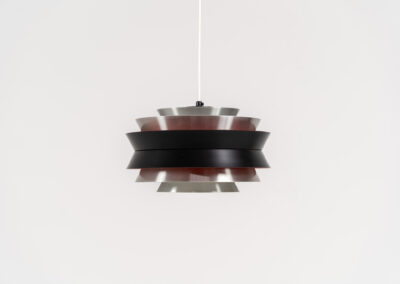 Trava pendant light by Carl Thore for Granhaga (Sweden, 1960s). A sleek design featuring six aluminium shades. Two of them are lacquered in black in the outside and lacquered in orange on the inside. The orange interior creates a beautiful defused and moody light dispersion. Newly rewired, in very good condition.
