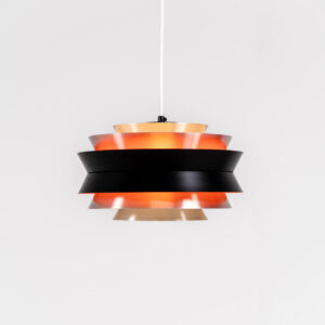 Trava pendant light by Carl Thore for Granhaga (Sweden, 1960s). A sleek design featuring six aluminium shades. Two of them are lacquered in black in the outside and lacquered in orange on the inside. The orange interior creates a beautiful defused and moody light dispersion. Newly rewired, in very good condition.