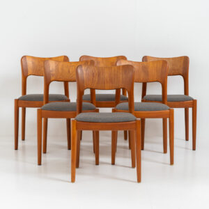 Set of 6 “Ole” dining chairs John Mortensen for Niels Koefoed (Denmark, 1960s). A stunning design with very nice organic shapes, solid teak frames and a warm woodgrain. They are reupholstered in a grey fabric. In perfect condition and ready for another lifetime.