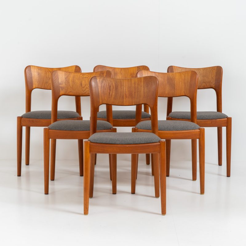 Set of 6 “Ole” dining chairs John Mortensen for Niels Koefoed (Denmark, 1960s). A stunning design with very nice organic shapes, solid teak frames and a warm woodgrain. They are reupholstered in a grey fabric. In perfect condition and ready for another lifetime.