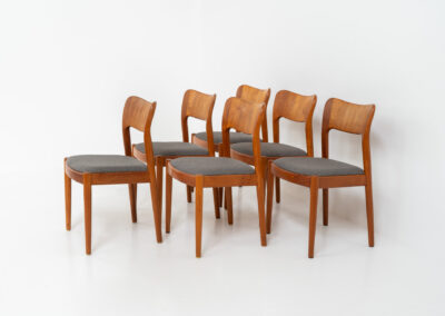 Set of 6 “Ole” dining chairs John Mortensen for Niels Koefoed (Denmark, 1960s). A stunning design with very nice organic shapes, solid teak frames and a warm woodgrain. They are reupholstered in a grey fabric. In perfect condition and ready for another lifetime.