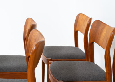 Set of 6 “Ole” dining chairs John Mortensen for Niels Koefoed (Denmark, 1960s). A stunning design with very nice organic shapes, solid teak frames and a warm woodgrain. They are reupholstered in a grey fabric. In perfect condition and ready for another lifetime.