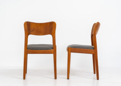 Set of 6 “Ole” dining chairs John Mortensen for Niels Koefoed (Denmark, 1960s). A stunning design with very nice organic shapes, solid teak frames and a warm woodgrain. They are reupholstered in a grey fabric. In perfect condition and ready for another lifetime.