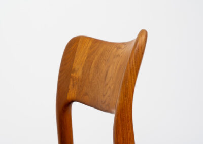 Set of 6 “Ole” dining chairs John Mortensen for Niels Koefoed (Denmark, 1960s). A stunning design with very nice organic shapes, solid teak frames and a warm woodgrain. They are reupholstered in a grey fabric. In perfect condition and ready for another lifetime.