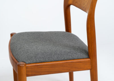 Set of 6 “Ole” dining chairs John Mortensen for Niels Koefoed (Denmark, 1960s). A stunning design with very nice organic shapes, solid teak frames and a warm woodgrain. They are reupholstered in a grey fabric. In perfect condition and ready for another lifetime.