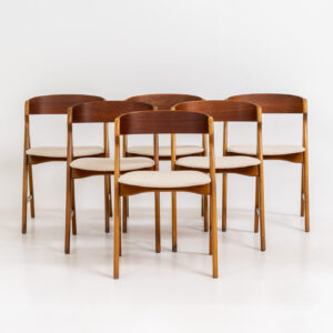 Set of 6 oak ‘Model 71’ dining chairs by Henning Kjaernulf for Boltinge (Denmark, 1960s). One of our favorite dining chairs! They are getting harder and harder to find. Made out of a solid oak frame and a teak backrest, the seats are newly upholstered in a beige fabric. The organic shapes, the saw buck frame and the generously curved backrest give these high quality chairs an instant wow factor! Fully restored and in very good condition!