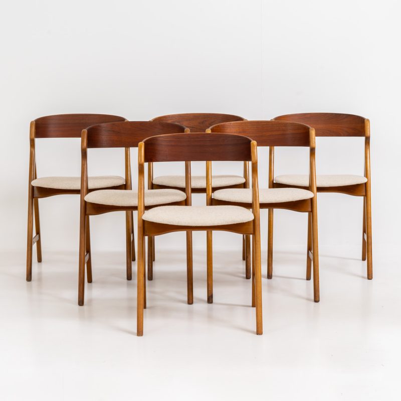 Set of 6 oak ‘Model 71’ dining chairs by Henning Kjaernulf for Boltinge (Denmark, 1960s). One of our favorite dining chairs! They are getting harder and harder to find. Made out of a solid oak frame and a teak backrest, the seats are newly upholstered in a beige fabric. The organic shapes, the saw buck frame and the generously curved backrest give these high quality chairs an instant wow factor! Fully restored and in very good condition!