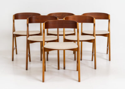 Set of 6 oak ‘Model 71’ dining chairs by Henning Kjaernulf for Boltinge (Denmark, 1960s). One of our favorite dining chairs! They are getting harder and harder to find. Made out of a solid oak frame and a teak backrest, the seats are newly upholstered in a beige fabric. The organic shapes, the saw buck frame and the generously curved backrest give these high quality chairs an instant wow factor! Fully restored and in very good condition!