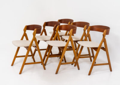 Set of 6 oak ‘Model 71’ dining chairs by Henning Kjaernulf for Boltinge (Denmark, 1960s). One of our favorite dining chairs! They are getting harder and harder to find. Made out of a solid oak frame and a teak backrest, the seats are newly upholstered in a beige fabric. The organic shapes, the saw buck frame and the generously curved backrest give these high quality chairs an instant wow factor! Fully restored and in very good condition!