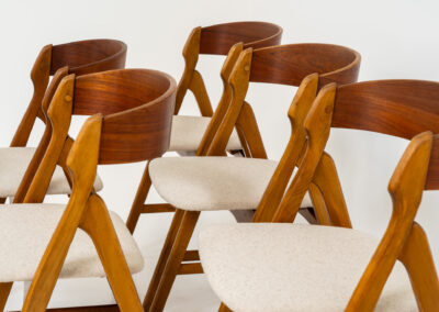 Set of 6 oak ‘Model 71’ dining chairs by Henning Kjaernulf for Boltinge (Denmark, 1960s). One of our favorite dining chairs! They are getting harder and harder to find. Made out of a solid oak frame and a teak backrest, the seats are newly upholstered in a beige fabric. The organic shapes, the saw buck frame and the generously curved backrest give these high quality chairs an instant wow factor! Fully restored and in very good condition!