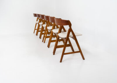 Set of 6 oak ‘Model 71’ dining chairs by Henning Kjaernulf for Boltinge (Denmark, 1960s). One of our favorite dining chairs! They are getting harder and harder to find. Made out of a solid oak frame and a teak backrest, the seats are newly upholstered in a beige fabric. The organic shapes, the saw buck frame and the generously curved backrest give these high quality chairs an instant wow factor! Fully restored and in very good condition!