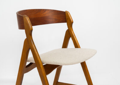 Set of 6 oak ‘Model 71’ dining chairs by Henning Kjaernulf for Boltinge (Denmark, 1960s). One of our favorite dining chairs! They are getting harder and harder to find. Made out of a solid oak frame and a teak backrest, the seats are newly upholstered in a beige fabric. The organic shapes, the saw buck frame and the generously curved backrest give these high quality chairs an instant wow factor! Fully restored and in very good condition!