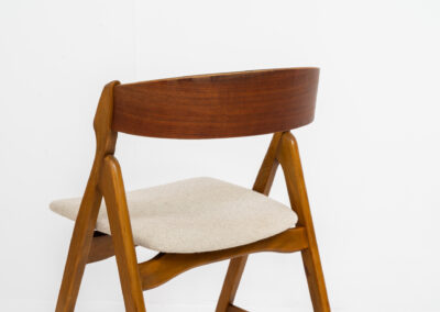 Set of 6 oak ‘Model 71’ dining chairs by Henning Kjaernulf for Boltinge (Denmark, 1960s). One of our favorite dining chairs! They are getting harder and harder to find. Made out of a solid oak frame and a teak backrest, the seats are newly upholstered in a beige fabric. The organic shapes, the saw buck frame and the generously curved backrest give these high quality chairs an instant wow factor! Fully restored and in very good condition!