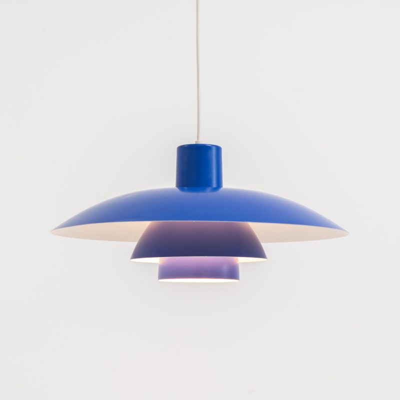 Blue PH4/3 pendant light designed by Poul Henningsen for Louis Poulsen (Denmark, 1960s). A beautiful and timeless design with at the same time a very nice and calming light dispersion! Original blue color. Newly rewired and in very good condition. We have a white one in stock aswell!