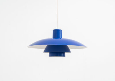 Blue PH4/3 pendant light designed by Poul Henningsen for Louis Poulsen (Denmark, 1960s). A beautiful and timeless design with at the same time a very nice and calming light dispersion! Original blue color. Newly rewired and in very good condition. We have a white one in stock aswell!