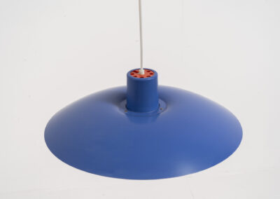 Blue PH4/3 pendant light designed by Poul Henningsen for Louis Poulsen (Denmark, 1960s). A beautiful and timeless design with at the same time a very nice and calming light dispersion! Original blue color. Newly rewired and in very good condition. We have a white one in stock aswell!