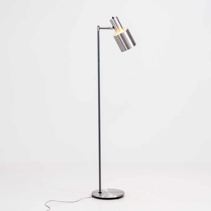 “Studio” floorlamp by Jo Hammerborg for Fog & Mørup (Denmark, 1960s). A design icon in original condition. It’s made out of metal and brushed aluminium. Adjustable in angle. In very good condition with some scratches on the base.