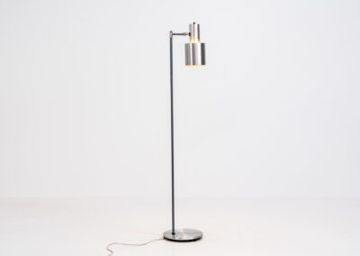 “Studio” floorlamp by Jo Hammerborg for Fog & Mørup (Denmark, 1960s). A design icon in original condition. It’s made out of metal and brushed aluminium. Adjustable in angle. In very good condition with some scratches on the base.