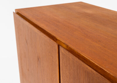 Midcentury Danish cabinet by Omann Jun (Denmark, 1960s). A sleek and convenient design with handle free doors and adjustable shelves on the inside. It’s made out of teak and features a beautiful warm woodgrain. In very good condition. Marked by maker on the back.