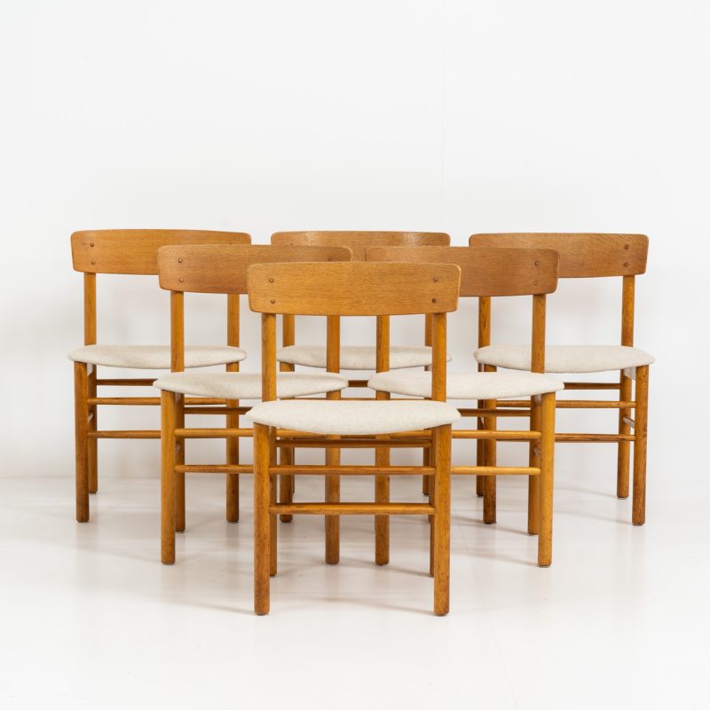 A set of 6 stunning Model 250 dining chairs by Farstrup (Denmark, 1956). They are made out of solid oak and the seats are newly upholstered in a beige fabric. These chairs are in very good condition and the oak has been beautifully aged!