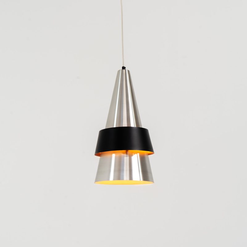 “Corona” pendant light by Jo Hammerborg for Fog & Mørup (Denmark, 1960s). If there’s an opposite of boring, this lamp is definitely it! Made out of brushed aluminium with a black halo, the black ring is lacquered in purple on the inside. In very good condition!