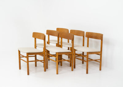A set of 6 stunning Model 250 dining chairs by Farstrup (Denmark, 1956). They are made out of solid oak and the seats are newly upholstered in a beige fabric. These chairs are in very good condition and the oak has been beautifully aged!