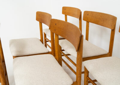 A set of 6 stunning Model 250 dining chairs by Farstrup (Denmark, 1956). They are made out of solid oak and the seats are newly upholstered in a beige fabric. These chairs are in very good condition and the oak has been beautifully aged!