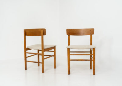 A set of 6 stunning Model 250 dining chairs by Farstrup (Denmark, 1956). They are made out of solid oak and the seats are newly upholstered in a beige fabric. These chairs are in very good condition and the oak has been beautifully aged!