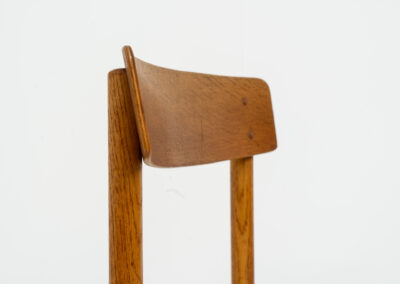 A set of 6 stunning Model 250 dining chairs by Farstrup (Denmark, 1956). They are made out of solid oak and the seats are newly upholstered in a beige fabric. These chairs are in very good condition and the oak has been beautifully aged!