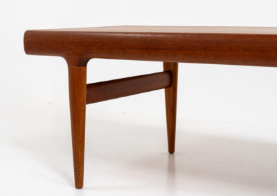 XL extendable coffee table by Johannes Andersen for CFC Silkeborg (Denmark, 1960s). An amazing piece with stunning organic shapes! Built with very high quality It’s extendable on both sides. One side with an open shelve (perfect to store a laptop or magazines), the other side with a hidden shelve. In very good condition. This piece is big!